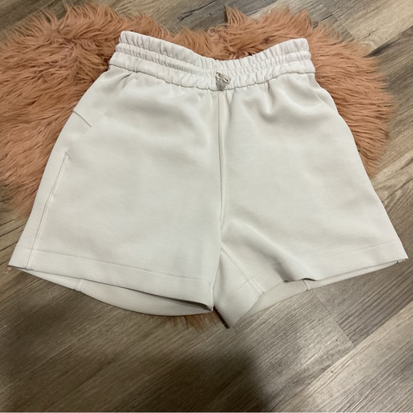 Lululemon Softstreme High-Rise Short Bone Size 0 - Picture 4 of 12